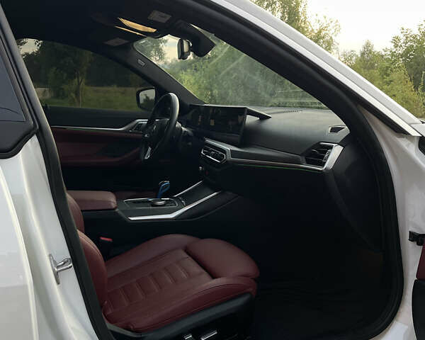 Белый БМВ i4, объемом двигателя 0 л и пробегом 31 тыс. км за 30100 $, фото 26 на Automoto.ua