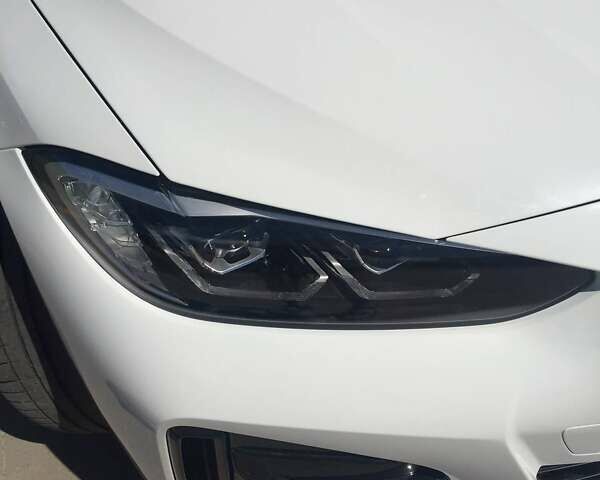 Белый БМВ i4, объемом двигателя 0 л и пробегом 11 тыс. км за 50000 $, фото 1 на Automoto.ua