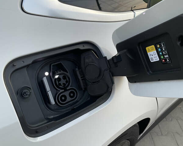 Белый БМВ i4, объемом двигателя 0 л и пробегом 31 тыс. км за 30100 $, фото 38 на Automoto.ua