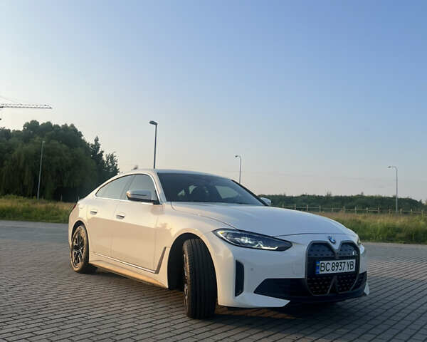 Белый БМВ i4, объемом двигателя 0 л и пробегом 47 тыс. км за 34600 $, фото 7 на Automoto.ua