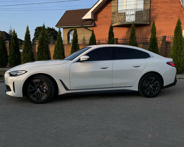 Белый БМВ i4, объемом двигателя 0 л и пробегом 31 тыс. км за 30100 $, фото 2 на Automoto.ua
