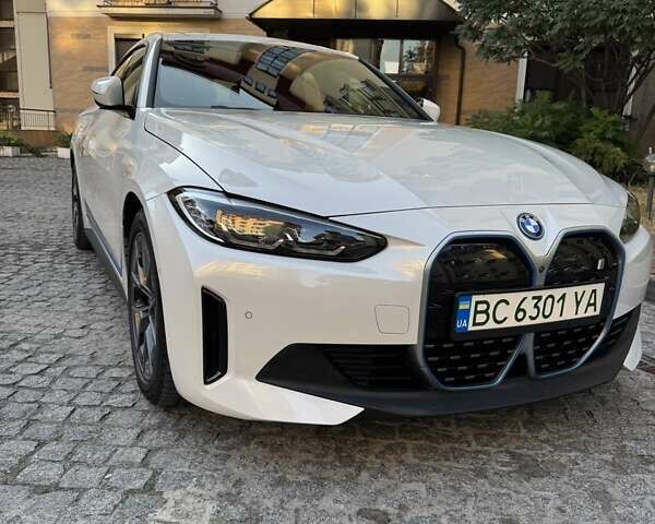 Белый БМВ i4, объемом двигателя 0 л и пробегом 49 тыс. км за 34000 $, фото 3 на Automoto.ua
