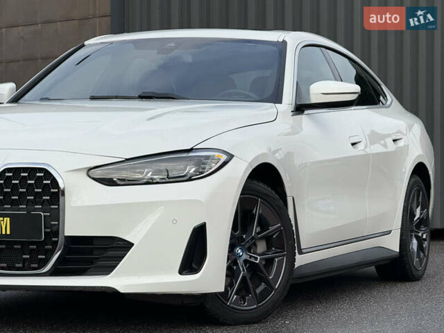 Белый БМВ i4, объемом двигателя 0 л и пробегом 18 тыс. км за 32650 $, фото 3 на Automoto.ua