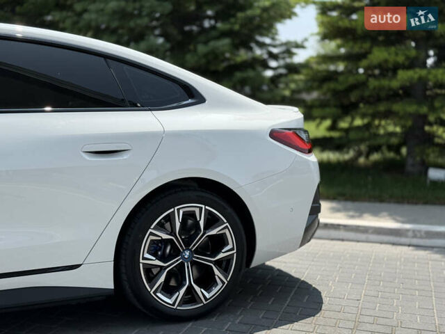 Белый БМВ i4, объемом двигателя 0 л и пробегом 3 тыс. км за 37500 $, фото 2 на Automoto.ua
