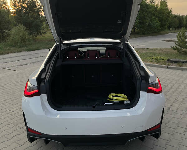 Белый БМВ i4, объемом двигателя 0 л и пробегом 31 тыс. км за 30100 $, фото 36 на Automoto.ua