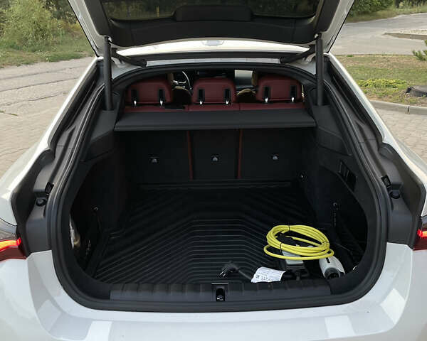 Белый БМВ i4, объемом двигателя 0 л и пробегом 31 тыс. км за 30100 $, фото 35 на Automoto.ua