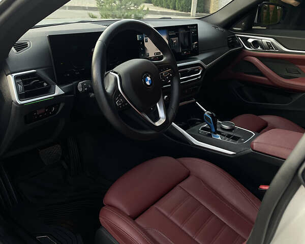 Белый БМВ i4, объемом двигателя 0 л и пробегом 31 тыс. км за 30100 $, фото 15 на Automoto.ua