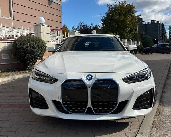 Белый БМВ i4, объемом двигателя 0 л и пробегом 20 тыс. км за 36999 $, фото 3 на Automoto.ua