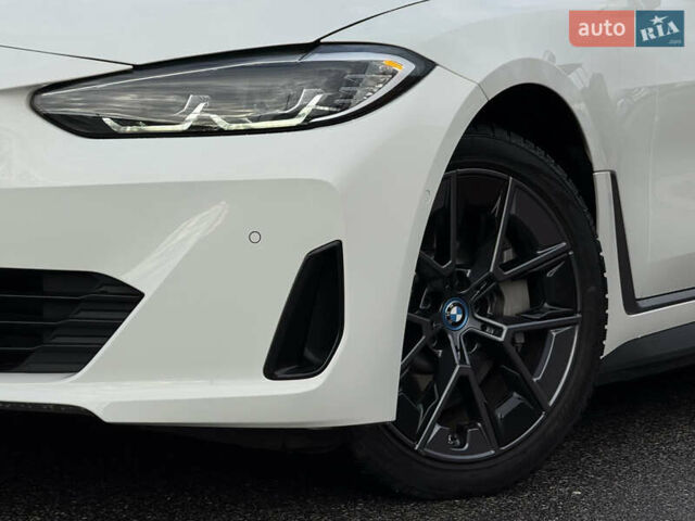 Белый БМВ i4, объемом двигателя 0 л и пробегом 18 тыс. км за 32650 $, фото 4 на Automoto.ua