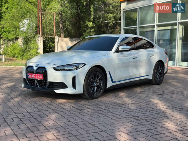 Белый БМВ i4, объемом двигателя 0 л и пробегом 25 тыс. км за 40999 $, фото 6 на Automoto.ua