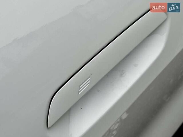 Белый БМВ i4, объемом двигателя 0 л и пробегом 45 тыс. км за 55900 $, фото 21 на Automoto.ua