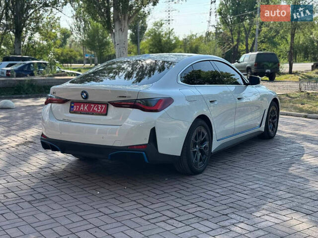 Белый БМВ i4, объемом двигателя 0 л и пробегом 25 тыс. км за 40999 $, фото 3 на Automoto.ua