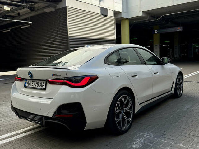 Белый БМВ i4, объемом двигателя 0 л и пробегом 35 тыс. км за 50700 $, фото 5 на Automoto.ua