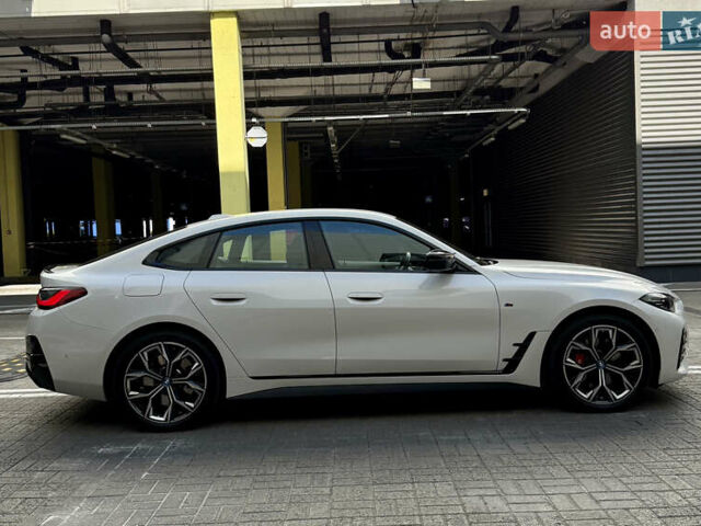 Белый БМВ i4, объемом двигателя 0 л и пробегом 35 тыс. км за 50700 $, фото 6 на Automoto.ua
