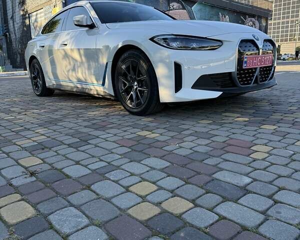 Белый БМВ i4, объемом двигателя 0 л и пробегом 39 тыс. км за 37000 $, фото 5 на Automoto.ua