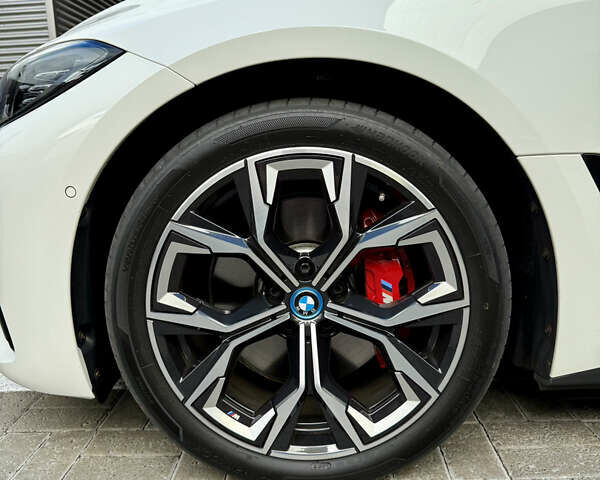Белый БМВ i4, объемом двигателя 0 л и пробегом 35 тыс. км за 50700 $, фото 9 на Automoto.ua