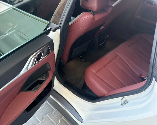 Белый БМВ i4, объемом двигателя 0 л и пробегом 33 тыс. км за 34500 $, фото 50 на Automoto.ua