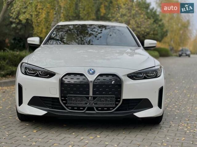 Белый БМВ i4, объемом двигателя 0 л и пробегом 42 тыс. км за 34900 $, фото 5 на Automoto.ua