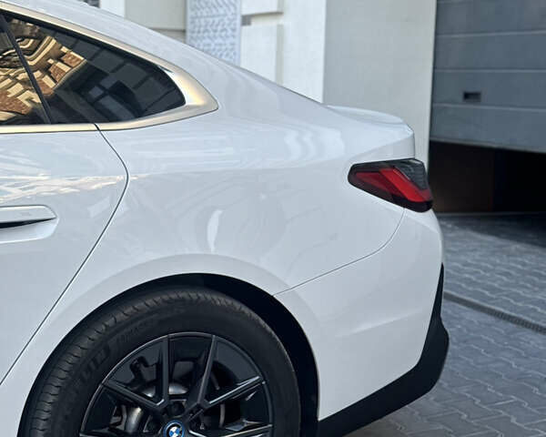 Белый БМВ i4, объемом двигателя 0 л и пробегом 33 тыс. км за 34500 $, фото 11 на Automoto.ua