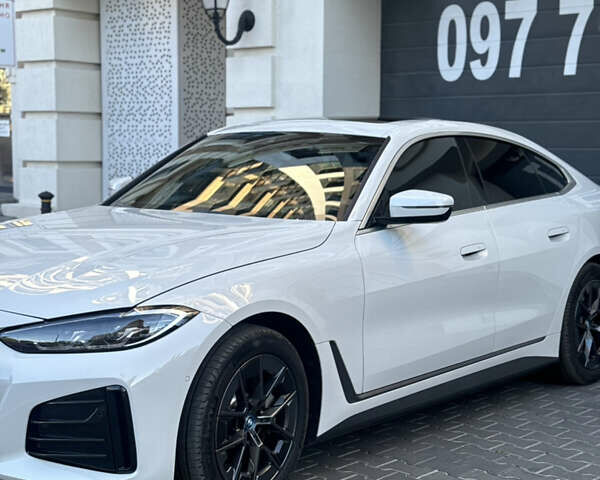 Белый БМВ i4, объемом двигателя 0 л и пробегом 33 тыс. км за 34500 $, фото 8 на Automoto.ua