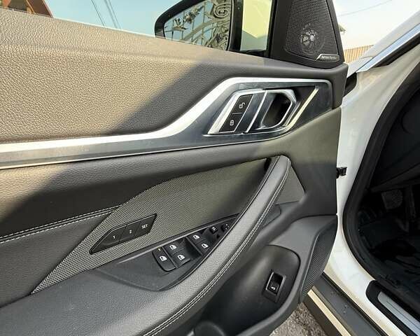 Белый БМВ i4, объемом двигателя 0 л и пробегом 5 тыс. км за 36900 $, фото 11 на Automoto.ua
