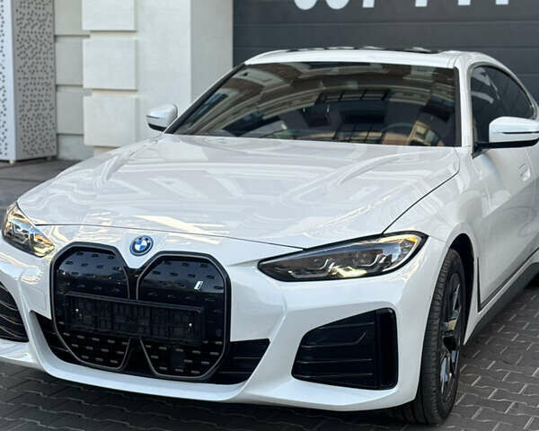 Белый БМВ i4, объемом двигателя 0 л и пробегом 33 тыс. км за 34500 $, фото 7 на Automoto.ua
