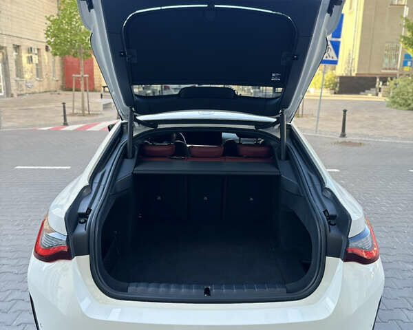 Белый БМВ i4, объемом двигателя 0 л и пробегом 33 тыс. км за 34500 $, фото 56 на Automoto.ua