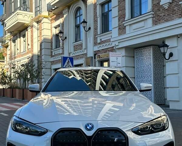 Белый БМВ i4, объемом двигателя 0 л и пробегом 33 тыс. км за 34500 $, фото 2 на Automoto.ua