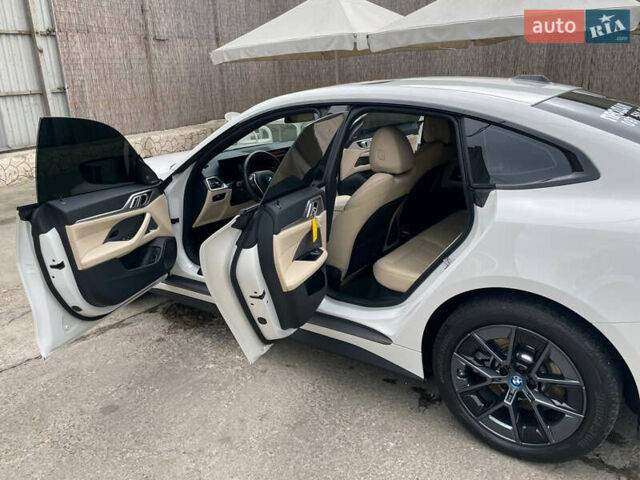 Белый БМВ i4, объемом двигателя 0 л и пробегом 19 тыс. км за 35000 $, фото 8 на Automoto.ua