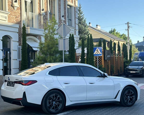 Белый БМВ i4, объемом двигателя 0 л и пробегом 33 тыс. км за 34500 $, фото 18 на Automoto.ua