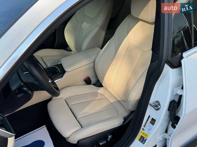 Белый БМВ i4, объемом двигателя 0 л и пробегом 25 тыс. км за 40999 $, фото 17 на Automoto.ua