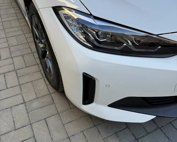 Белый БМВ i4, объемом двигателя 0 л и пробегом 39 тыс. км за 37000 $, фото 15 на Automoto.ua
