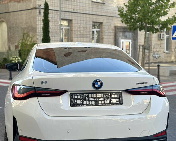 Белый БМВ i4, объемом двигателя 0 л и пробегом 33 тыс. км за 34500 $, фото 16 на Automoto.ua