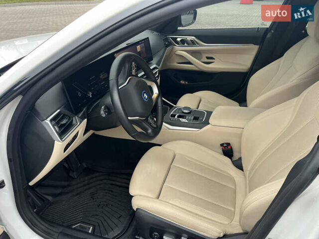 Белый БМВ i4, объемом двигателя 0 л и пробегом 20 тыс. км за 31300 $, фото 3 на Automoto.ua