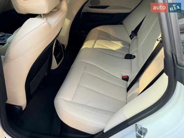 Белый БМВ i4, объемом двигателя 0 л и пробегом 25 тыс. км за 40999 $, фото 18 на Automoto.ua