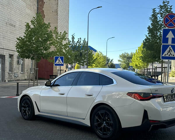 Белый БМВ i4, объемом двигателя 0 л и пробегом 33 тыс. км за 34500 $, фото 13 на Automoto.ua