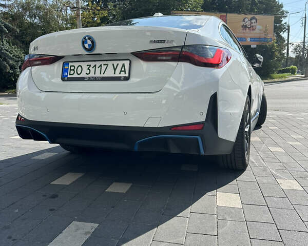 Белый БМВ i4, объемом двигателя 0 л и пробегом 25 тыс. км за 30500 $, фото 4 на Automoto.ua