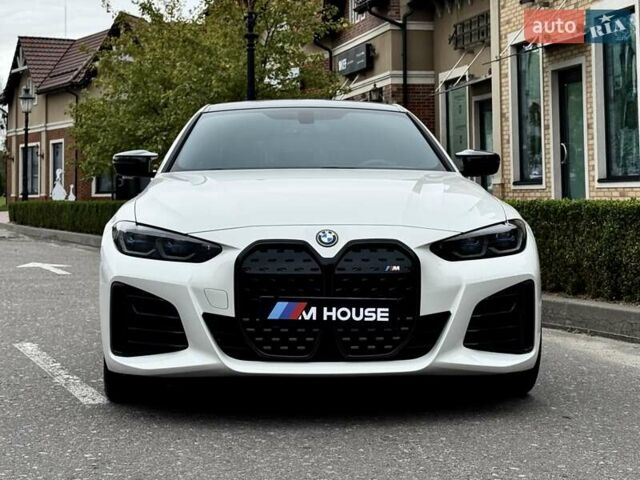 Белый БМВ i4, объемом двигателя 0 л и пробегом 45 тыс. км за 55900 $, фото 4 на Automoto.ua