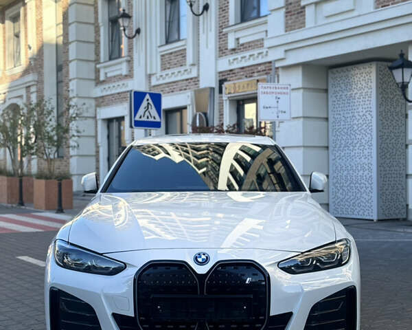 Белый БМВ i4, объемом двигателя 0 л и пробегом 33 тыс. км за 34500 $, фото 3 на Automoto.ua