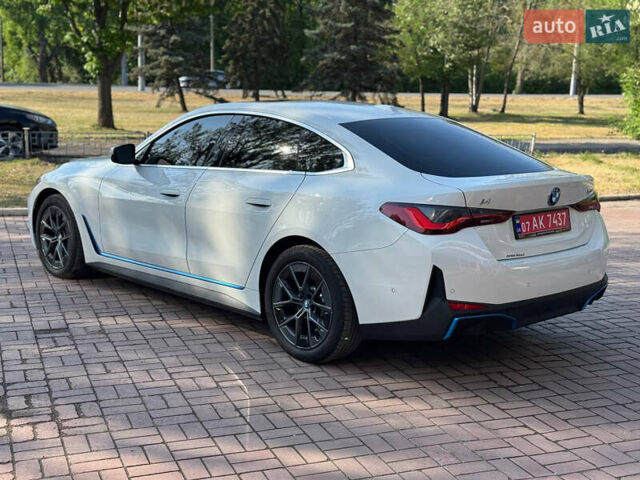 Белый БМВ i4, объемом двигателя 0 л и пробегом 25 тыс. км за 40999 $, фото 4 на Automoto.ua