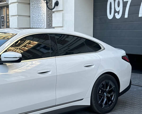 Белый БМВ i4, объемом двигателя 0 л и пробегом 33 тыс. км за 34500 $, фото 10 на Automoto.ua