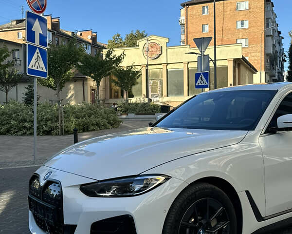 Белый БМВ i4, объемом двигателя 0 л и пробегом 33 тыс. км за 34500 $, фото 5 на Automoto.ua