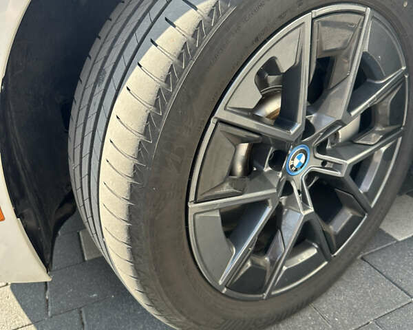Белый БМВ i4, объемом двигателя 0 л и пробегом 25 тыс. км за 30500 $, фото 7 на Automoto.ua
