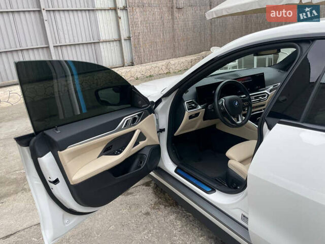 Белый БМВ i4, объемом двигателя 0 л и пробегом 19 тыс. км за 35000 $, фото 7 на Automoto.ua