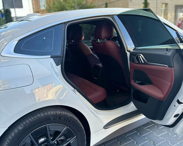 Белый БМВ i4, объемом двигателя 0 л и пробегом 33 тыс. км за 34500 $, фото 45 на Automoto.ua