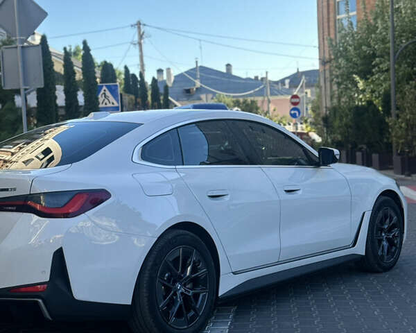Белый БМВ i4, объемом двигателя 0 л и пробегом 33 тыс. км за 34500 $, фото 20 на Automoto.ua