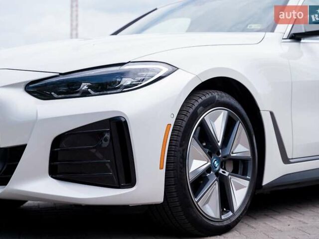 Белый БМВ i4, объемом двигателя 0 л и пробегом 18 тыс. км за 32432 $, фото 1 на Automoto.ua