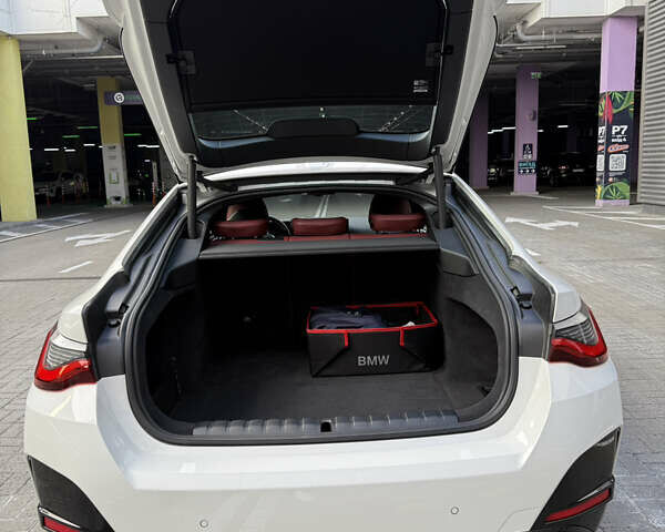 Белый БМВ i4, объемом двигателя 0 л и пробегом 35 тыс. км за 50700 $, фото 18 на Automoto.ua