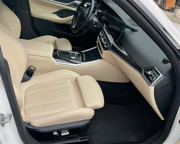 Белый БМВ i4, объемом двигателя 0 л и пробегом 19 тыс. км за 35000 $, фото 12 на Automoto.ua