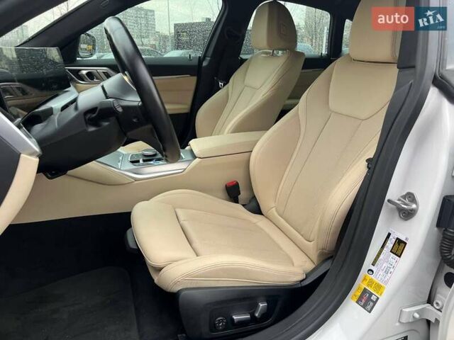 Белый БМВ i4, объемом двигателя 0 л и пробегом 20 тыс. км за 35990 $, фото 13 на Automoto.ua